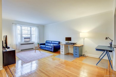 FOREST HILLS SOUTH Very sunny & spacious, 1 Bedroom / 1 Bathroom - photo 7