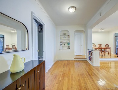 FOREST HILLS SOUTH Very sunny & spacious, 1 Bedroom / 1 Bathroom - photo 10
