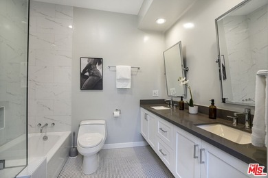 Welcome home to your North Santa Monica retreat, a rare - photo 20