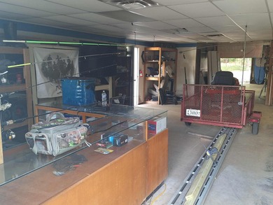 Location, location, location. This 1980 sq ft shop offers street