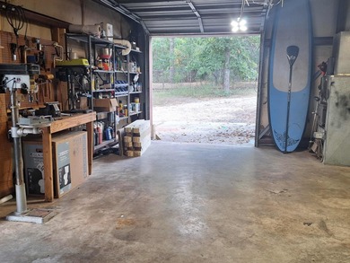 Location, location, location. This 1980 sq ft shop offers street