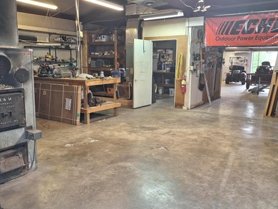 Location, location, location. This 1980 sq ft shop offers street