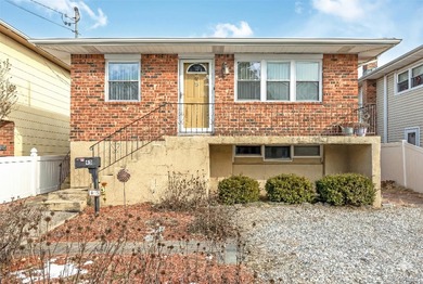 (private lake, pond, coastal) Home For Sale in Bayville New York