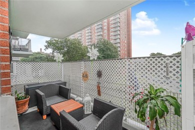 This well-maintained 1,000 sqft apartment is an excellent