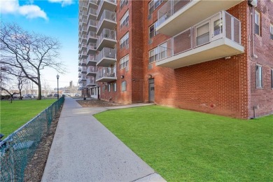 This well-maintained 1,000 sqft apartment is an excellent