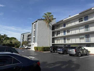 Spacious 1-bedroom, 2-bath residence featuring a massive floor - photo 2
