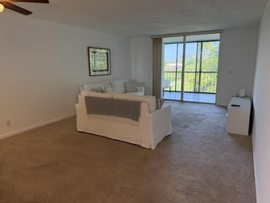 Spacious 1-bedroom, 2-bath residence featuring a massive floor - photo 7