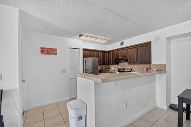 Welcome to this well-appointed two-bedroom, two-bathroom - photo 6