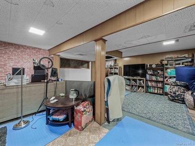 Exceptional opportunity in Douglaston! This spacious two-family - photo 24