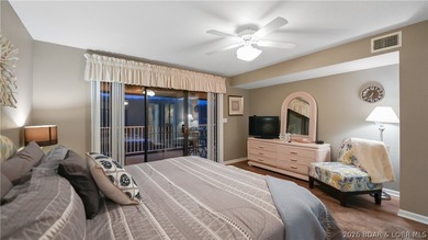 Top floor, vaulted ceilings, fully updated, furnished and - photo 27