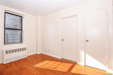 Welcome to the Heart of the Northeast Bronx! Discover this