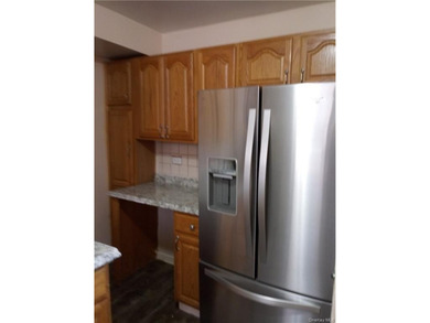 Welcome to the Heart of the Northeast Bronx! Discover this