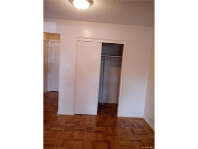 Welcome to the Heart of the Northeast Bronx! Discover this