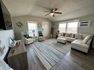 This beautifully turn-key escape offers the perfect balance of - photo 8