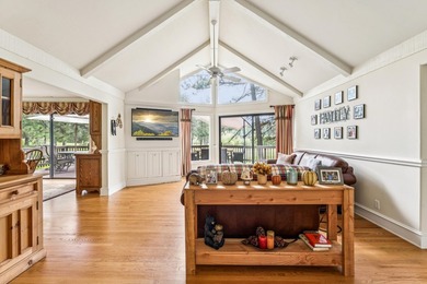 Welcome to an exceptional golf course frontage home set along - photo 4