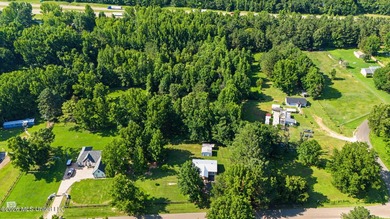 Country living at its finest! Nestled on 3.1 beautiful acres - photo 29