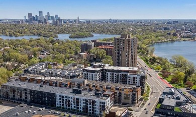 Top-floor condo in an incredible location in the Loop Calhoun - photo 2