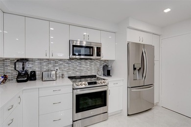 Stunning, Fully Remodeled Oceanfront Condo on the Galt Mile! - photo 9