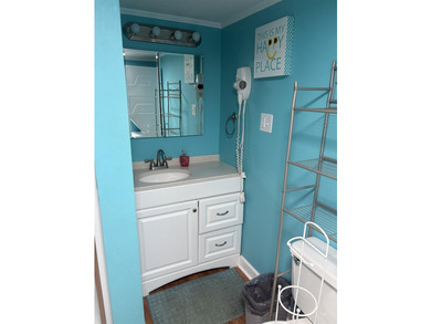 Bright and roomy 3BR/2BA cottage, fully furnished, is located - photo 15