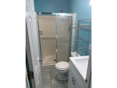 Bright and roomy 3BR/2BA cottage, fully furnished, is located - photo 18