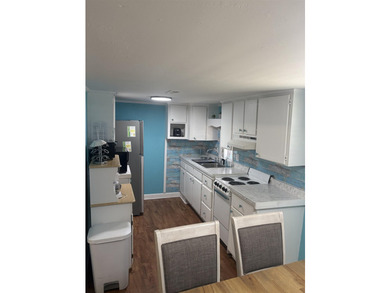 Bright and roomy 3BR/2BA cottage, fully furnished, is located - photo 21