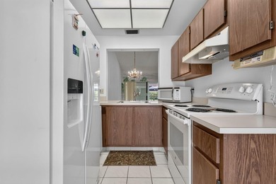 Welcome to this 2 bedroom, 2 bathroom villa located in the - photo 3