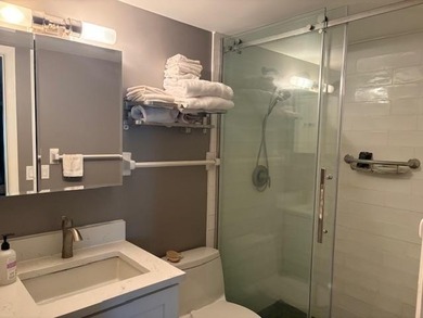 Beautiful unit completely renovated. Kitchen with soft close - photo 11