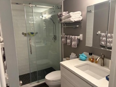 Beautiful unit completely renovated. Kitchen with soft close - photo 12