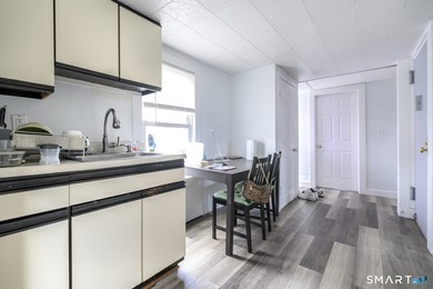 Exceptional investment opportunity in a highly convenient - photo 13