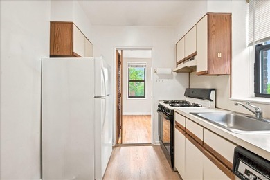 Welcome to this sun-filled corner JR4, a versatile one bedroom - photo 13
