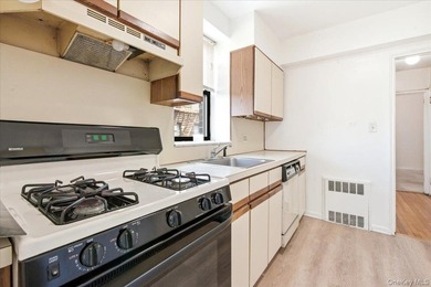 Welcome to this sun-filled corner JR4, a versatile one bedroom - photo 14