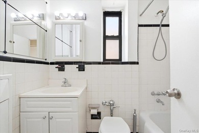 Welcome to this sun-filled corner JR4, a versatile one bedroom - photo 21