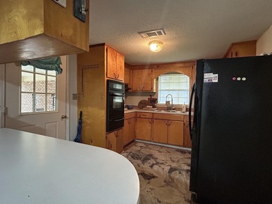 Welcome to this versatile 4-bedroom, 2-bath home offering space - photo 4