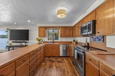 Iconic Payette Lake Cabin with 61 feet of prime lakefront - photo 17