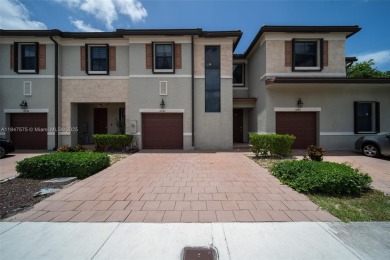 Lake Townhome/Townhouse For Sale in Hialeah, Florida