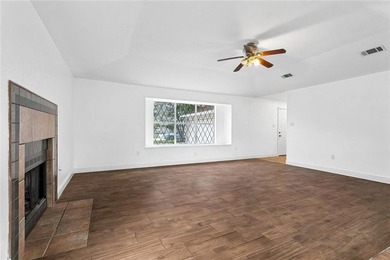 Move-in ready and located in a NO FLOOD ZONE, this charming - photo 3