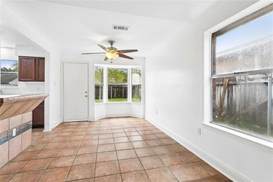Move-in ready and located in a NO FLOOD ZONE, this charming - photo 4