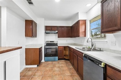 Move-in ready and located in a NO FLOOD ZONE, this charming - photo 5