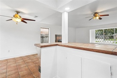 Move-in ready and located in a NO FLOOD ZONE, this charming - photo 6