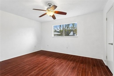 Move-in ready and located in a NO FLOOD ZONE, this charming - photo 8