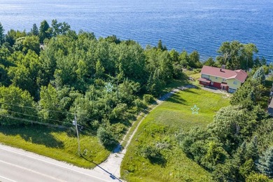 Encompassing roughly 250 feet of Green Bay waterfront about a - photo 4