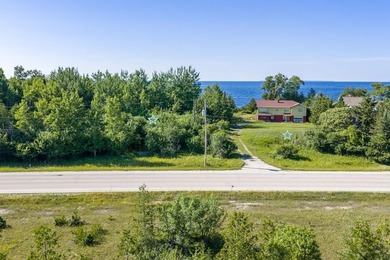 Encompassing roughly 250 feet of Green Bay waterfront about a - photo 5
