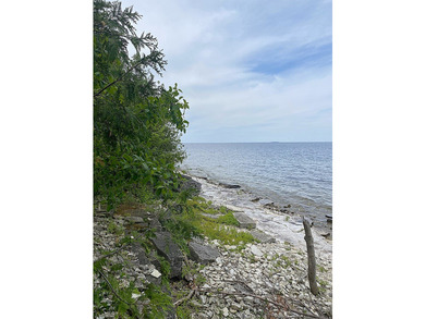 Encompassing roughly 250 feet of Green Bay waterfront about a - photo 10