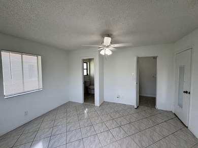 Updated Corner 3 bdr 2 bth plus den Villa. White wood kitchen - photo 11