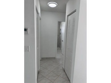 Updated Corner 3 bdr 2 bth plus den Villa. White wood kitchen - photo 12