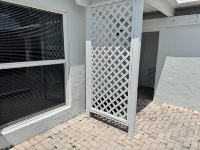 Updated Corner 3 bdr 2 bth plus den Villa. White wood kitchen - photo 19