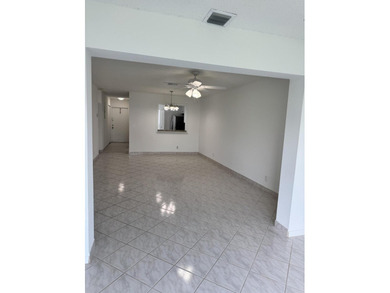 Updated Corner 3 bdr 2 bth plus den Villa. White wood kitchen - photo 20