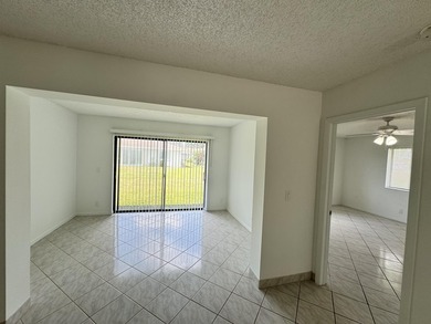 Updated Corner 3 bdr 2 bth plus den Villa. White wood kitchen - photo 21