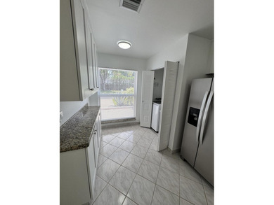 Updated Corner 3 bdr 2 bth plus den Villa. White wood kitchen - photo 27