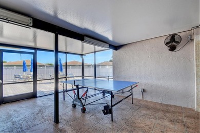 Updated Corner 3 bdr 2 bth plus den Villa. White wood kitchen - photo 38